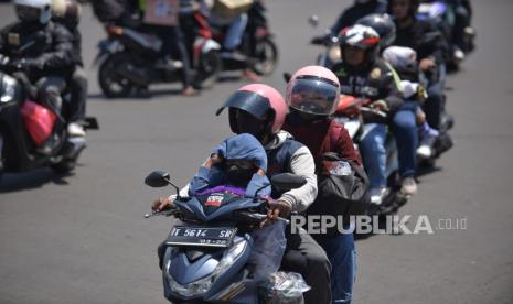 Pemudik dengan mengendarai sepeda motor melintas di jalur mudik.