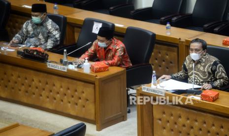 Perwakilan PP Muhammadiyah Murad Makmum (kanan) bersama Perwakilan PBNU KH Asnawi Ridwan (tengah) dan Perwakilan MUI Sholahudin Al-Aiyub (kiri) saat mengikuti Rapat Dengar Pendapat Umum dengan Badan Legislasi (Baleg) DPR di ruang Baleg, Kompleks Parlemen, Jakarta, Kamis (27/5). Rapat tersebut membahas terkait penyusunan RUU tentang Larangan Minuman Beralkohol. 