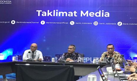 Kepala Departemen Pengelolaan Moneter Bank Indonesia Edi Susianto (tengah) dan Kepala Departemen Pendalaman Pasar Keuangan BI Dony Hutabarat (kanan) menjelaskan mengenai instrumen moneter baru yakni Sertifikat Rupiah Bank Indonesia (SRBI) dalam taklimat media di Gedung BI, Senin (28/8/2023).