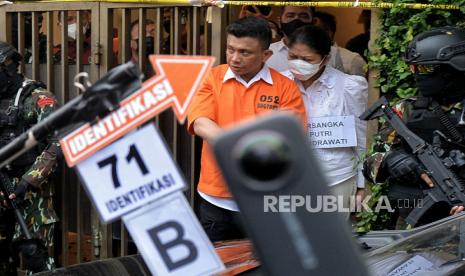 Tersangka mantan Kadiv Propam Polri Irjen Ferdy Sambo mengenakan pakaian tahanan bersama istrinya Putri Chandrawathi saat mengikuti rekonstruksi di rumah dinas Ferdy Sambo di Kompleks Polri Duren Tiga, Jalan Duren Tiga Utara I, Jakarta Selatan, Selasa (30/8/2022). Mabes Polri menggelar rekonstruksi kasus dugaan pembunuhan Brigadir J sebanyak 78 adegan secara runut mulai dari peristiwa awal di Magelang Jawa Tengah sebanyak 16 adegan, di rumah pribadi Ferdy Sambo di Jalan Saguling III, Jakarta Selatan 35 adegan dan di rumah dinas sebanyak 27 adegan. Rekonstruksi tersebut juga menghadirkan lima tersangka diantaranya Ferdy Sambo, Putri Chandrawathi, Bharada Richard Eliezer atau Bharada E, Bripka Ricky Rizal atau RR, serta Kuat Maruf. Republika/Thoudy Badai