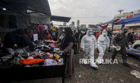 Petugas medis melakukan sosialisasi tes swab kepada pedagang di Pasar Tasik, Jakarta, Kamis (2/7). Pemerintah Provinsi DKI Jakarta akan memperketat pengawasan di wilayah pasar selama masa perpanjangan pembatasan sosial berskala besar (PSBB) transisi. Republika/Putra M. Akbar