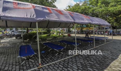 Petugas keamanan memeriksa fasilitas kesehatan di tenda darurat di Rumah Sakit Umum Daerah (RSUD) Embung Fatimah, Batam, Kepulauan Riau, Kamis (1/7/2021). Pemerintah setempat mendirikan tenda darurat untuk membantu pelayanan IGD di tiga rumah sakit yakni di RSUD Embung Fatimah, RSBP Batam dan Rumah Sakit Awal Bros Batam untuk mengantisipasi lonjakan kasus COVID-19. 