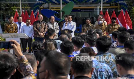 Presiden Joko Widodo (keempat kanan) didampingi Pendiri Mayapada Group Dato Sri Tahir (keempat kiri), Group CEO Mayapada Healthcare Jonathan Tahir (ketiga kiri), Menteri Kesehatan Budi Gunadi Sadikin (kiri), Wakil Gubernur Jawa Barat Uu Ruzhanul Ulum (kanan) dan Wali Kota Bandung Yana Mulyana (kedua kanan) beserta jajaran memberikan sambutan saat persemian Mayapada Hospital Bandung di Jalan Terusan Buah Batu, Kota Bandung, Jawa Barat, Senin (6/3/2023). Presiden Joko Widodo meresmikan Mayapada Hospital Bandung yang tersertifikasi Greenship & Edge serta memiliki empat pelayanan Center of Excellence yakni Oncology Center (layanan pasien kanker), Center Excellence Cardiovascular (layanan gangguan jantung), Tahir Neuroscience Center (layanan gangguan saraf) dan Tahir Uronrphrology Center (layanan terpadu ginjal dan saluran kemih). Presiden Jokowi berharap kehadiran rumah sakit tersebut dapat mengurangi jumlah masyarakat yang berobat ke luar negeri.