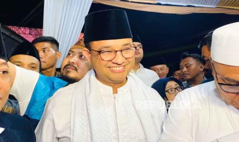 Calon Presiden Anies Baswedan menghadiri acara Tabligh Akbar Jabon Bersholawat, di Lapangan Bola Vortuna, Desa Jabon Mekar, Kecamatan Parung, Kabupaten Bogor pada Kamis (26/10/2023) malam. Anies turut memimpin sholawat di depan warga Desa Jabon Mekar. 