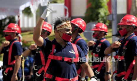 Petugas meneriakkan yel-yel saat mengikuti apel kesiapan kerja jelang PON XX Papua di Kantor Telkom, Jayapura, Papua, Jumat (3/9/2021). Pemerintah akan meningkatkan infrastruktur komunikasi salah satunya trafik internet untuk menyukseskan PON XX Papua. 