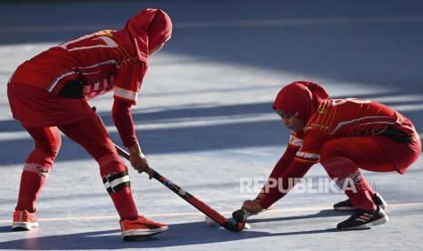 Pemain hoki DKI Jakarta Annur Amalia (kiri) dan Ardita Maulidah (kanan) bersiap melakukan penalti saat melawan tim hoki Jawa Barat dalam Final Hoki Ruangan Putri PON Papua di Stadion Indoor Doyo Baru, Kabupaten Jayapura, Papua, Minggu (10/10/2021). Tim hoki putri Jawa Barat berhak memperoleh medali emas usai berhasil mengalahkan tim hoki DKI jakarta dengan skor akhir 2-0. 