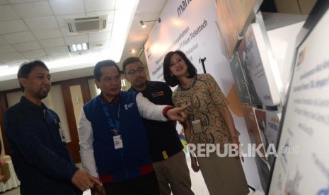 Direktur Ticketing Inasgoc Sarman Simanjorang (kedua kiri), SVP Bank Mandiri Rahmat Broto Triaji (kiri), Dirut KiosTix Ade Sulistioputra (kedua kanan), dan Pejabat Eksekutif bidang Hubungan Kelembagaan Bank Mandiri Alexandra Askandar (kanan) berbincang usai melakukan perjanjian kerja sama di Jakarta, Jumat (29/6).