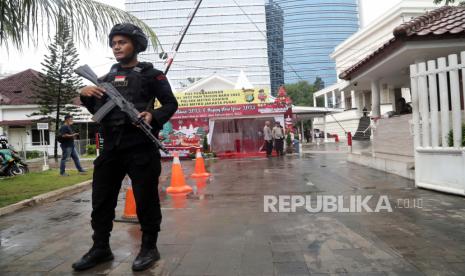 Polisi Indonesia berjaga sebelum misa Malam Natal di Gereja Immanuel di Jakarta, Indonesia, 24 Desember 2022. Ratusan umat menghadiri misa Malam Natal di Gereja Immanuel. Negara Muslim terpadat di dunia bersiap untuk perayaan Natal dengan lebih dari 166.000 petugas polisi diperkirakan akan dikerahkan untuk melindungi gereja dan situs keagamaan lainnya.