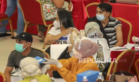 Petugas kesehatan menyuntikan vaksin COVID-19   kepada penerima vaksin di Kepri mall Kota Batam, Kepulauan Riau, senin(6/9/2021). Pemerintah Provinsi Kepulauan Riau  mencatat capaian vaksinasi COVID-19 saat ini telah mencapai 76,45 persen untuk dosis pertama dan 36,21 persen dosis kedua.