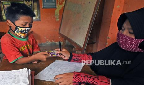 Murid Madrasah Hidayatul Athfal Taktakan menerima kartu internet gratis untuk Pembelajaran Jarak Jauh (PJJ). (ilustrasi)