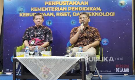 Kepala Pusat Perbukuan Kemendikbudristek, Supriyatno, dan Ketua IKAPI, Arys Hilman Nugraha, pada konferensi pers jelang Pameran Buku Frankfurt 2023 di Kemendikbudristek, Rabu (11/10/2023). 