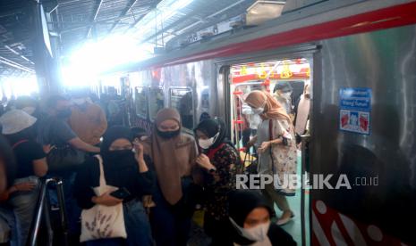 Penumpang KRL antre keluar di Stasiun Yogyakarta, Kota Yogyakarta, Senin (28/2/2022).