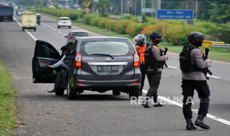 Petugas gabungan dari Polresta Bogor Kota, Dishub Kota Bogor dan Brimobda Jabar melakukan pemeriksaan kepatuhan penerapan Pembatasan Sosial Berskala Besar (PSBB) di pintu keluar gerbang tol Jagorawi, Kota Bogor, Jawa Barat, Senin (11/5/2020). Pemkab Majalengka akan ajukan perpanjangan PSBB hingga 2 Juni. Ilustrasi.