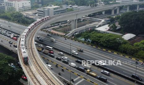 Rangkaian kereta Light Rail Transit melintasi jembatan lengkung di Jakarta. Ketua Komisi V DPR menilai roda LRT cepat aus disebabkan jembatan lengkung Kuningan.