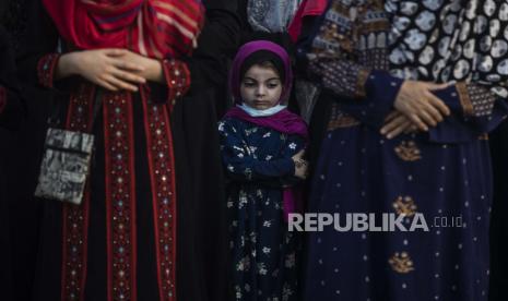 Hari Raya Idul Adha yang Suram di Gaza. Umat Muslim Palestina mengikuti shalat Idul Adha hari pertama di Kota Gaza, Selasa, Juli. 20, 2021. Selama Idul Adha, atau Hari Raya Kurban, umat Islam menyembelih domba atau sapi untuk membagikan sebagian dagingnya kepada orang miskin.