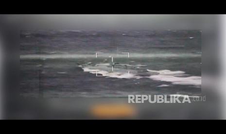 Foto selebaran yang diberikan oleh Kementerian Pertahanan Nasional Taiwan menunjukkan kapal perusak kelas 052DL Suzhou milik Angkatan Laut China sedang dipantau oleh Angkatan Laut Taiwan di sepanjang Selat Taiwan, Taiwan, pada 8 April 2023.