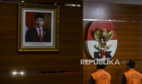 Staf Hakim Agung Mahkamah Agung (MA) Gazalba Saleh, Redhy Novarisza (kanan) dan Panitera Pengganti pada Kamar Pidana MA RI yang juga Asisten Hakim Agung GS, Prasetio Nugroho (kkiri) memakai rompi tahanan saat konferensi pers di Gedung KPK, Jakarta, Senin (28/11/2022). KPK menetapkan tiga orang tersangka baru kasus suap pengurusan perkara di Mahkamah Agung termasuk Hakim Agung Gazalba Saleh. Republika/Putra M. Akbar