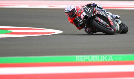 Pembalap Aprilia Racing Aleix Espargaro memacu sepeda motornya saat sesi latihan bebas 1 MotoGP Seri Pertamina Grand Prix of Indonesia 2022 di Pertamina Mandalika International Street Circuit, Lombok Tengah, NTB, Jumat (18/3/2022). Ajang balapan MotoGP seri kedua 2022 tersebut berlangsung pada 18-20 Maret 2022. 