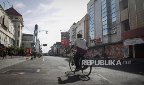 Seorang warga melintas di kawasan pertokoan Jalan Gatot Subroto Kota Solo (ilustrasi)