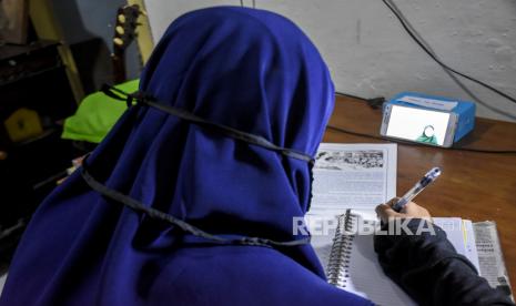 Siswa belajar menggunakan ponsel secara daring. Ilustrasi