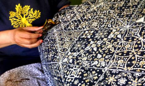 Perajin mengerjakan pesanan batik tulis di Taman Lumbini, Kasongan, Bantul, Yogyakarta, Jumat (2/10). Hari Batik Nasional pada 2 Oktober 2020 ini menjadi tantangan produsen batik. Resesi ekonomi menjadi rintangan serius, dengan indikasi turunnya daya beli masyarakat. Namun untuk batik tulis masih bertahan, karena memiliki pasar tersendiri di kalangan menengah atas.