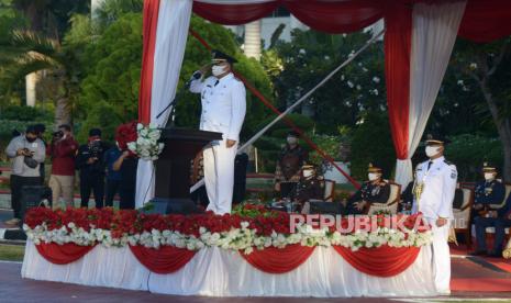 Plt Gubernur Aceh Nova Iriansyah memberi hormat saat berlangsung upacara pengibaran bendera merah putih diiringi lagu Indonesia Raya pada peringatan HUT ke- 75 RI di Kantor Pemerintahaan Aceh, Banda Aceh, Aceh, Senin (17/8/2020). Peringatan HUT ke75 RI di Aceh tetap berlangsung secara sederhana dengan jumlah peserta upacara terbatas dan hanya dihadiri oleh beberapa pejabat Forkopimda Aceh tanpa tamu undangan dengan menerapkan protokol kesehatan guna mencegah penularan COVID-19. ANTARA FOTO/Ampelsa/wsj.