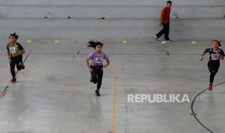 Calon siswa baru jalur Kelas Khusus Olahraga (KKO) SMP Negeri 1 Solo mengikuti seleksi Penerimaan Peserta Didik Baru (PPDB) di Fakultas Keolahragaan UNS, Manahan, Solo, Jawa Tengah, Rabu (17/6/2020). Seleksi yang meliputi tes fisik umum, khusus sosialisasi cabang olahraga, tes kesehatan dan psikologi tersebut menyesuaikan protokol kesehatan guna mencegah penyebaran COVID-19