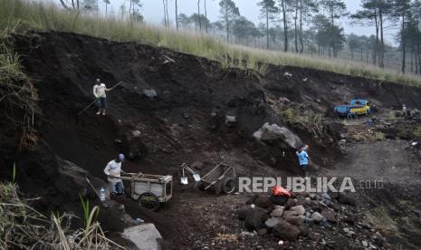 Pekerja menambang pasir secara ilegal  (ilustrasi)