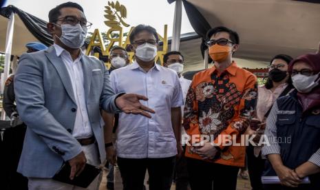 Menteri Kesehatan Budi Gunadi Sadikin (kedua kiri) didampingi Gubernur Jawa Barat Ridwan Kamil (kiri) dan Direktur Eksekutif Shopee Indonesia Handhika Jahja (kedua kanan) berbincang saat meninjau pusat vaksinasi Covid-19 di Kiara Artha Park, Jalan Banten, Kota Bandung, Sabtu (10/4). Kementerian Kesehatan bekerja sama dengan Shopee menggelar Pusat Vaksinasi Shopee secara gratis bagi sedikitnya 20.000 aparatur sipil negara dan petugas layanan publik di Jawa Barat sebagai upaya percepatan program vaksinasi nasional tahap kedua. Foto: Republika/Abdan Syakura