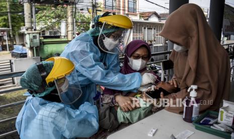 Seorang anak menjalani tes usap antigen di UPT Puskesmas Jajaway, Antapani, Kota Bandung, Kamis (22/7). Pemerintah Provinsi Jawa Barat bersama Center for Indonesia Strategic Development Initiatives (CISDI) menjalankan program PUSPA (Puskesmas Terpadu dan Juara) yang merupakan program penguatan puskesmas dalam penanganan Covid-19. Program PUSPA tersebut bertujuan untuk memperkuat upaya deteksi, lacak kasus, edukasi publik, vaksinasi Covid-19 serta pemenuhan layanan kesehatan esensial di 100 puskesmas di 12 kabupaten/kota di Jawa Barat. Foto: Republika/Abdan Syakura