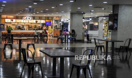 Pengunjung menunggu pesanan makanan di pusat jajanan serba ada (Food Court) 