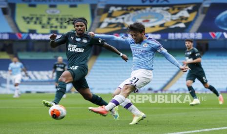 David Silva melepas umpan pada laga City melawan Newcastle di Stadion Etihad, Manchester, Kamis (9/7) dini hari.