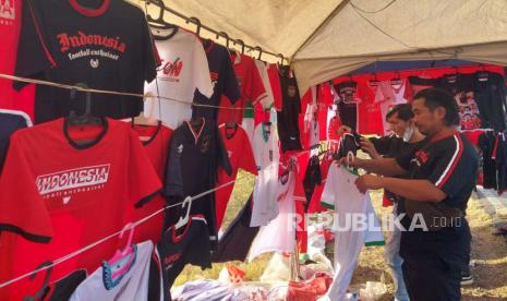 Penjual pernak-pernik timnas Indonesia menjamur di sekitar Stadion Utama Gelora Bung Tomo menjelang pertandingan FIFA matchday antara Indonesia vs Palestina pada Rabu (14/6/2023).