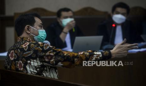 Mantan Wakil Ketua DPR Azis Syamsuddin menyampaikan keterangan dalam sidang lanjutan kasus dugaan suap penanganan perkara yang diusut KPK dengan terdakwa mantan penyidik KPK AKP Stepanus Robin Pattuju dan pengacara Maskur Husain di Pengadilan Tipikor, Jakarta, Senin (25/10). Sidang tersebut beragendakan mendengarkan keterangan saksi. Republika/Putra M. Akbar