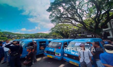 Sejumlah angkutan umum di Kota Malang mengadakan demonstrasi di depan Balai Kota Malang, Senin (20/2/2023). Demonstrasi ini bertujuan untuk menolak kebijakan jalan satu arah.