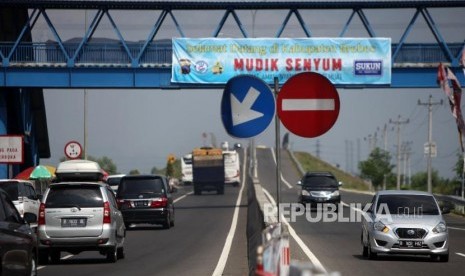 Sejumlah kendaraan melintas di Pintu Masuk Tol Brexit, Brebes, Jawa Tengah, Selasa (12/6).