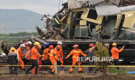 Petugas membawa jenazah korban tabrakan kereta di Cicalengka, Kabupaten Bandung, Jawa Barat, Jumat (5/1/2024). Tim SAR Gabungan berhasil mengevakuasi seluruh korban meninggal dunia kecelakaan rangkaian kereta api lokal Bandung Raya yang bertabrakan dengan kereta api Turangga. PT KAI menyatakan 4 orang meninggal dunia akibat kecelakaan tersebut. Penyebab kecelakaan hingga kini masih dalam proses penyelidikan.