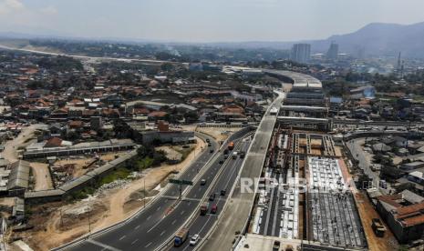 Suasana proyek pembangunan Simpang Susun Cileunyi yang menghubungkan Jalan Tol Purbaleunyi dan Jalan Tol Cisumdawu di Cileunyi, Kabupaten Bandung.