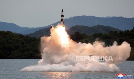  Sebuah foto tak bertanggal yang dirilis pada 10 Oktober 2022 oleh Kantor Berita Pusat Korea Utara (KCNA) resmi menunjukkan unit Tentara Rakyat Korea (KPA) untuk operasi nuklir taktis menggelar latihan militer yang dilakukan untuk memeriksa dan menilai pencegah perang dan kemampuan serangan balik nuklir negara tersebut, di tengah latihan militer gabungan yang sedang berlangsung yang melibatkan pasukan AS dan Korea Selatan di perairan dekat Semenanjung Korea. Korea Utara melakukan latihan dari 25 September hingga 09 Oktober, dan meluncurkan beberapa rudal balistik untuk menguji kemanjuran kemampuan persenjataan nuklir taktis negara tersebut.