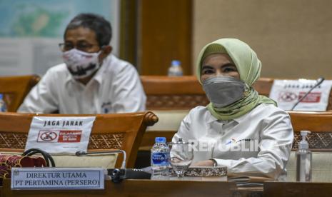 Direktur Utama PT Pertamina (Persero) Nicke Widyawati (kanan). Pertamina menemukan bahwa ada pihak-pihak seperti industri tambang dan sawit yang sebenarnya tidak boleh memakai solar subsidi tapi memakai solar subsidi.