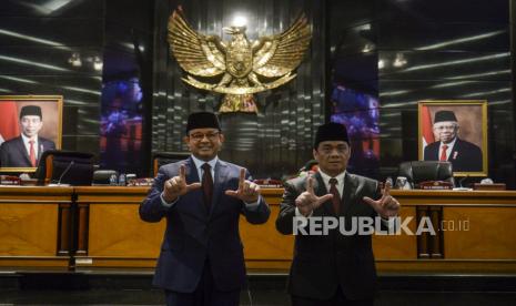 Gubernur DKI Jakarta Anies Baswedan (kiri) dan Wakil Gubernur DKI Jakarta Ahmad RizaPatria usai menghadiri sidang paripurna di Gedung DPRD DKI Jakarta, Selasa (13/9/2022). DPRD DKI Jakarta menggelar rapat paripurna pengumuman masa akhir kepemimpinan Gubernur DKI Jakarta Anies Baswedan dan Wakil Gubernur DKI Jakarta Ahmad Riza Patria 30 hari sebelum masa tugas berakhir. Republika/Putra M. Akbar