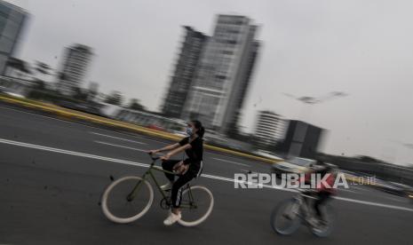 Sejumlah warga bersepeda di kawasan Sudirman, Jakarta, Jumat (26/6). Direktorat Lalu Lintas Polda Metro Jaya menerapkan denda tilang bagi pesepeda yang keluar dari jalurnya. Penetapan sanksi ini menyusul berlakunya jalur sepeda sementara atau pop up bike line. Republika/Putra M. Akbar