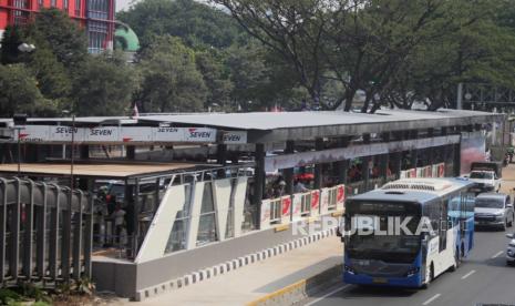 Bus Transjakarta melintas di dekat Halte Transjakarta Bundaran Senayan di Jalan Jenderal Sudirman, Jakarta.