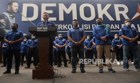 Ketua Umum Partai Demokrat Agus Harimurti Yudhoyono alias AHY didampingi para kader menyampaikan keterangan kepada wartawan terkait ditolaknya hasil KLB Deli Serdang oleh Kementerian Hukum dan HAM, di Kantor DPP Partai Demokrat, Jakarta, Rabu (31/3). Dalam kesempatan tersebut AHY menyampaikan rasa terima kasihnya kepada pemerintah yang menolak hasil Kongres Luar Biasa (KLB) Deli Serdang. Ia juga menegaskan tidak ada dualisme di internal Partai Demokrat.