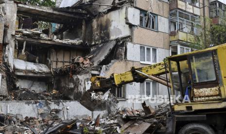  Tim penyelamat bekerja di lokasi sebuah gedung apartemen yang dihancurkan oleh penembakan Rusia di Bakhmut, wilayah Donetsk, Ukraina, Rabu, 18 Mei 2022.