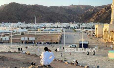 Suasana Jabal Rumat atau Bukit Pemanah di Madinah, Selasa (28/5/2024). Jabal Rumat atau Bukit Pemanah saat ini menjadi salah satu destinasi wisata religi yang ramai dikunjungi jamaah umroh dan haji. Bukit ini merupakan saksi peperangan maha dahsyat antara 700 kaum Muslimin yang dipimpin Rasulullah melawan 3.000 pasukan Kafir Quraisy yang dikomandoi Khalid bin Walid.