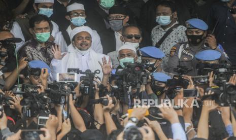 Imam Besar FPI Muhammad Rizieq Shihab menjawab pertanyaan wartawan sebelum menjalani pemeriksaan di Mapolda Metro Jaya, Jakarta, Sabtu (12/12). Rizieq menjalani pemeriksaan sebagai tersangka kasus pelanggaran protokol kesehatan terkait kasus kerumunan yang terjadi di Petamburan. Republika/Putra M. Akbar