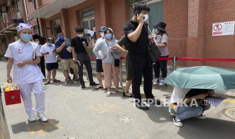 Sejumlah warga mengantre untuk menjalani tes di klinik, Beijing, Cina, Senin (15/6). Ibukota Cina bersiap-siap untuk gelombang kedua virus Corona setelah lebih dari 100 kasus baru dilaporkan baru-baru ini di kota yang belum pernah melihat kasus penularan lokal dalam lebih dari sebulan