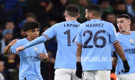 Pemain Manchester City Rico Lewis (kiri) dan Phil Foden (kanan) merayakan dengan rekan setimnya setelah mencetak skor 1-1 selama pertandingan sepak bola Liga Primer Inggris.