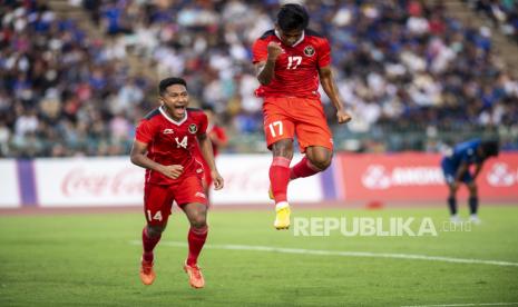 Pesepak bola Timnas Indonesia Fajar Fathur Rachman (kiri) dan Irfan Jauhari (kanan) merayakan kemenangan usai mencetak gol ke gawang Timnas Filipina saat pertandingan perdana Grup A Sepak Bola SEA Games 2023 di National Olympic Stadium, Phnom Penh, Kamboja, Sabtu (29/4/2023). Timnas Indonesia menang atas Timnas Filipina dengan skor 3-0.  